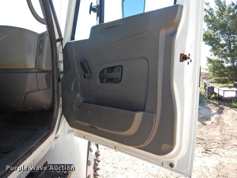 image for item DK2443 2010 International 4300  utility / service truck