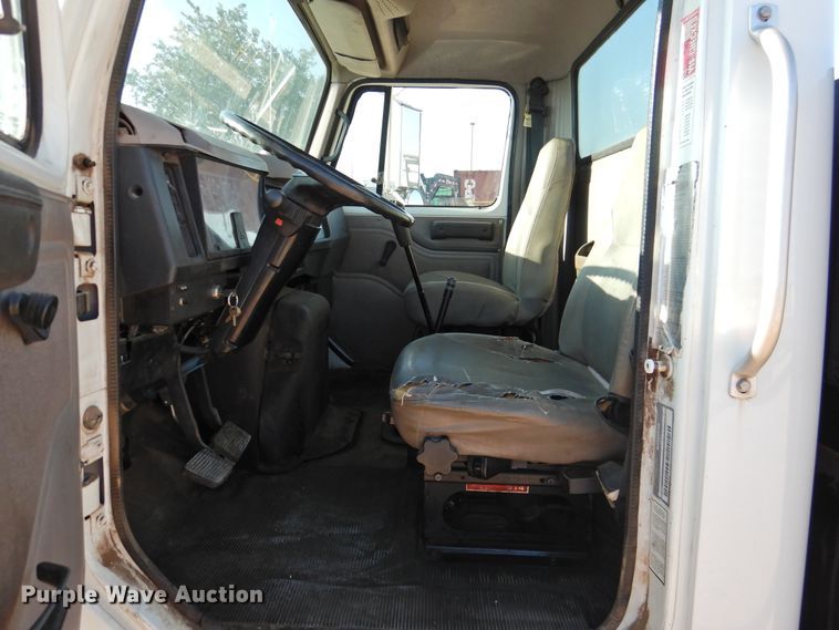 image for item DK2444 1998 International 4700  flatbed truck