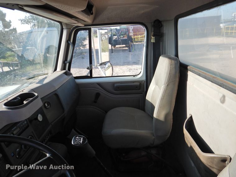 image for item DK2444 1998 International 4700  flatbed truck