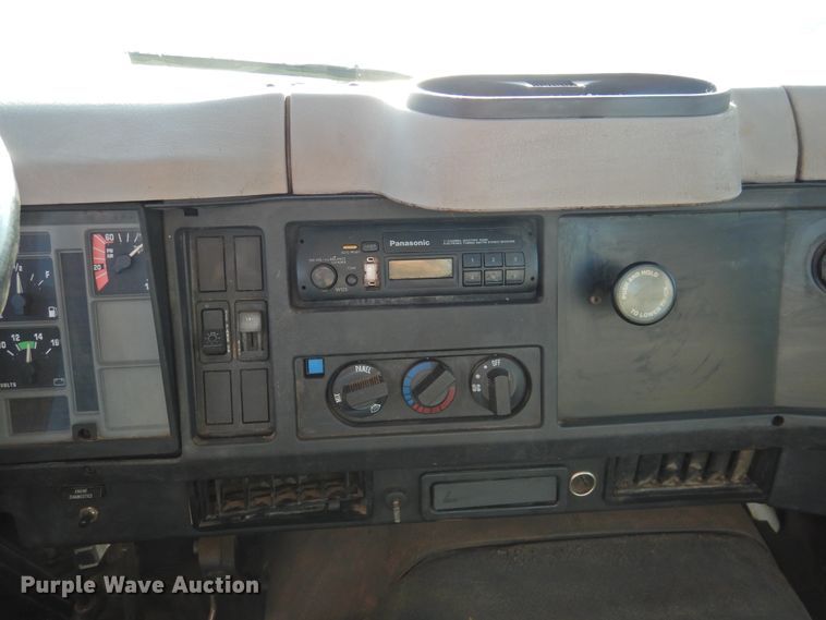 image for item DK2444 1998 International 4700  flatbed truck