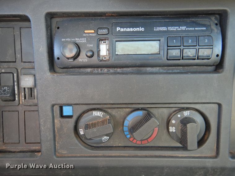 image for item DK2444 1998 International 4700  flatbed truck