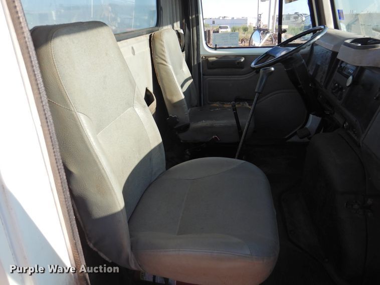 image for item DK2444 1998 International 4700  flatbed truck