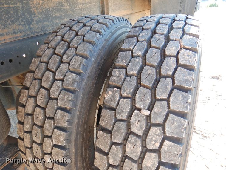 image for item DK2444 1998 International 4700  flatbed truck