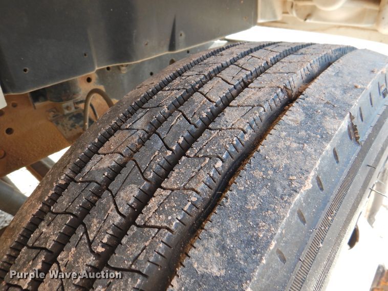 image for item DK2444 1998 International 4700  flatbed truck