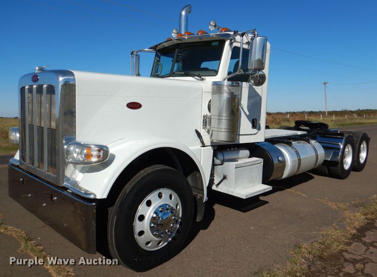 image for item DL0546 2015 Peterbilt 389  semi truck