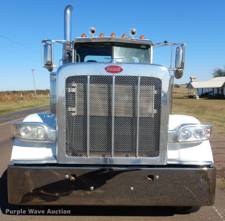 image for item DL0546 2015 Peterbilt 389  semi truck