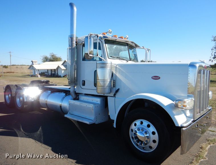 image for item DL0546 2015 Peterbilt 389  semi truck