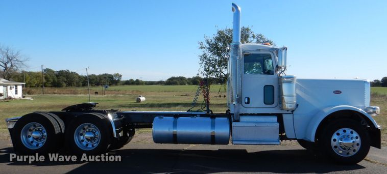 image for item DL0546 2015 Peterbilt 389  semi truck