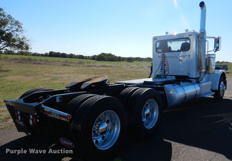 image for item DL0546 2015 Peterbilt 389  semi truck
