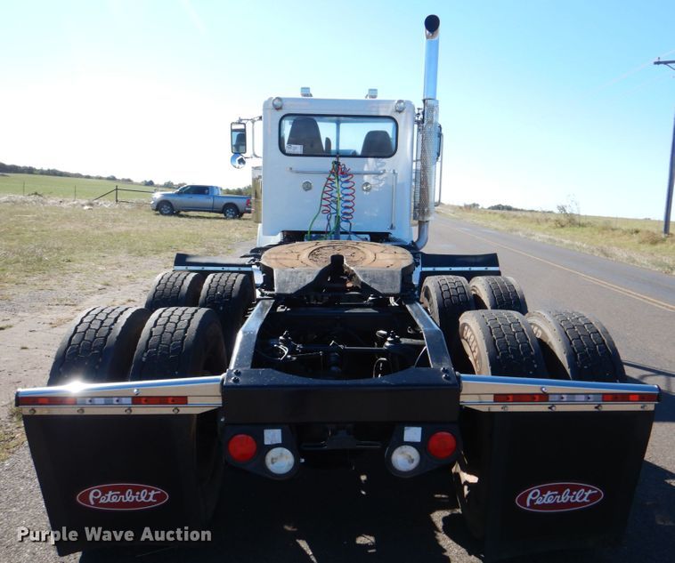image for item DL0546 2015 Peterbilt 389  semi truck