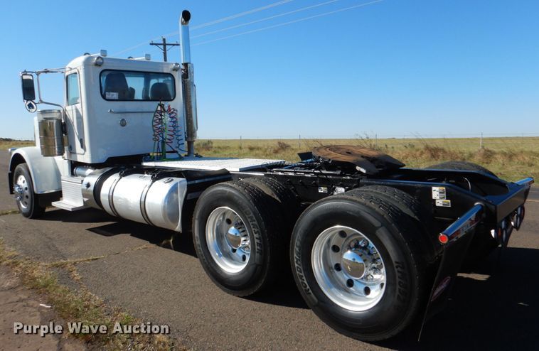 image for item DL0546 2015 Peterbilt 389  semi truck