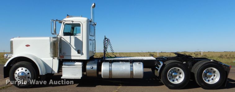 image for item DL0546 2015 Peterbilt 389  semi truck