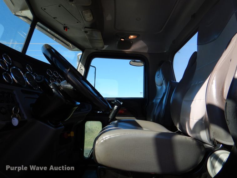 image for item DL0546 2015 Peterbilt 389  semi truck