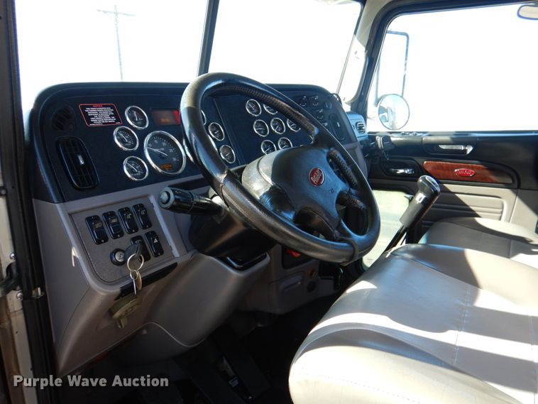 image for item DL0546 2015 Peterbilt 389  semi truck