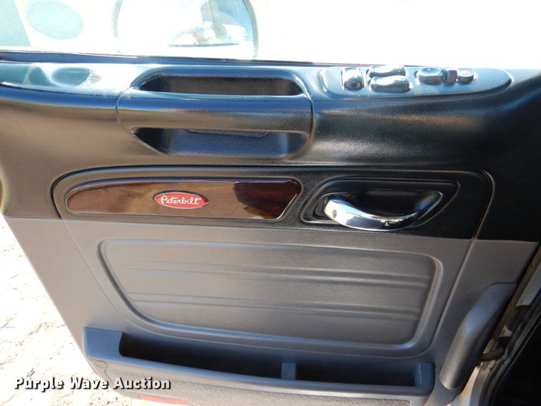 image for item DL0546 2015 Peterbilt 389  semi truck