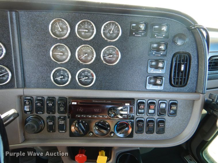 image for item DL0546 2015 Peterbilt 389  semi truck