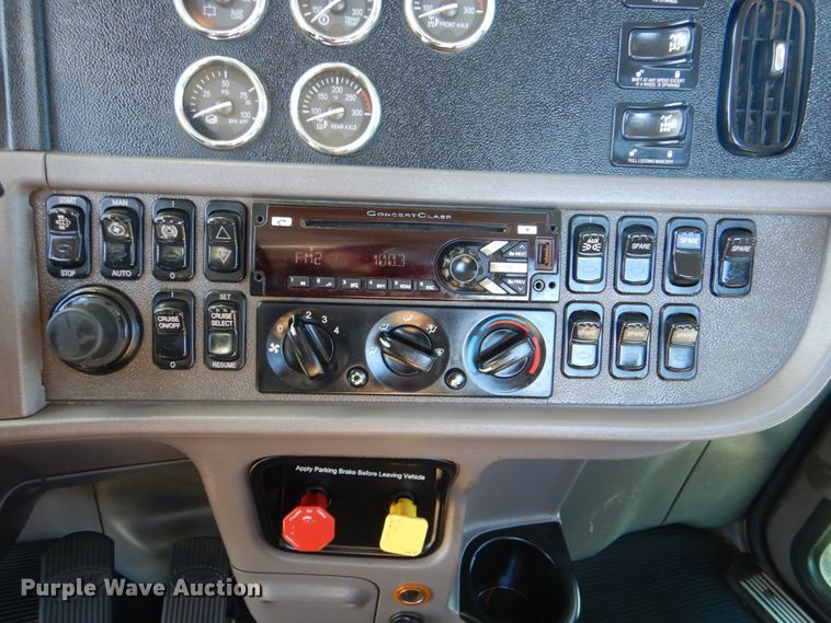 image for item DL0546 2015 Peterbilt 389  semi truck