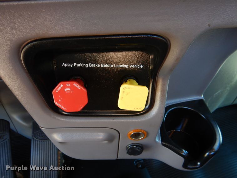 image for item DL0546 2015 Peterbilt 389  semi truck