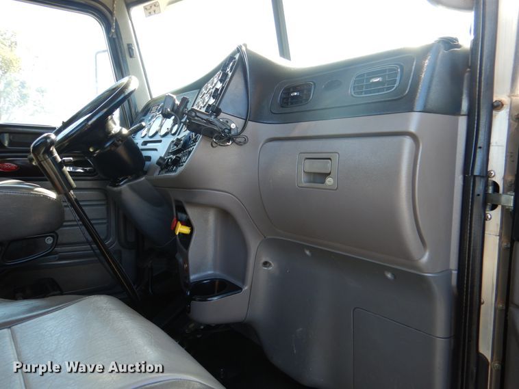 image for item DL0546 2015 Peterbilt 389  semi truck