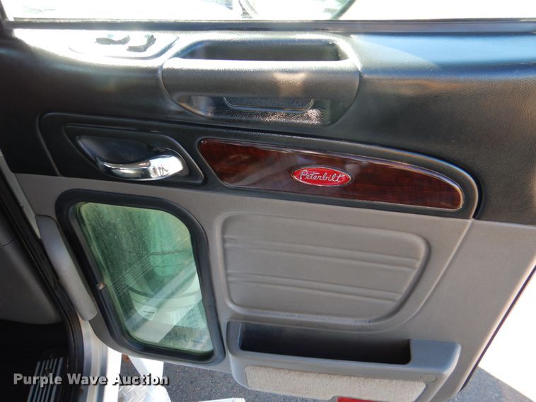 image for item DL0546 2015 Peterbilt 389  semi truck