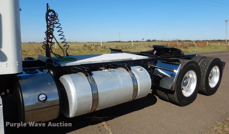 image for item DL0546 2015 Peterbilt 389  semi truck