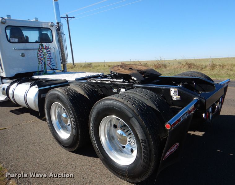 image for item DL0546 2015 Peterbilt 389  semi truck