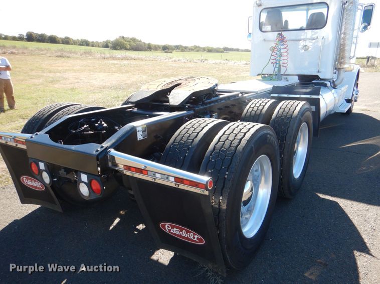 image for item DL0546 2015 Peterbilt 389  semi truck