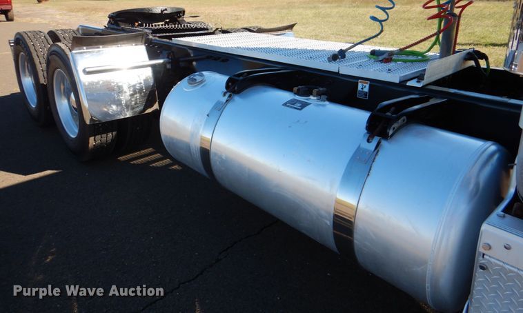 image for item DL0546 2015 Peterbilt 389  semi truck