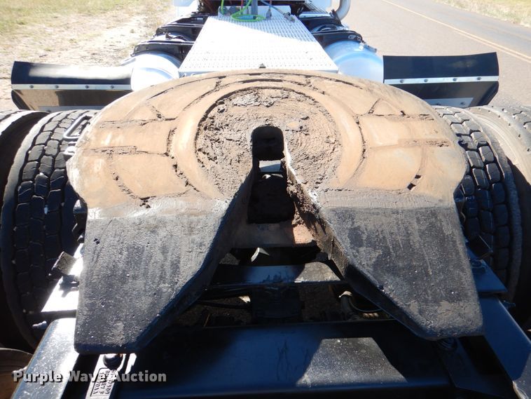 image for item DL0546 2015 Peterbilt 389  semi truck