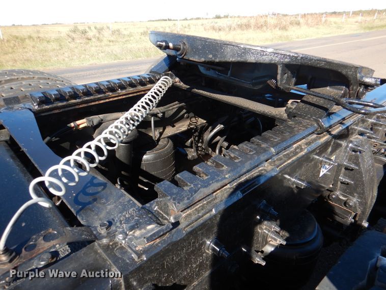 image for item DL0546 2015 Peterbilt 389  semi truck