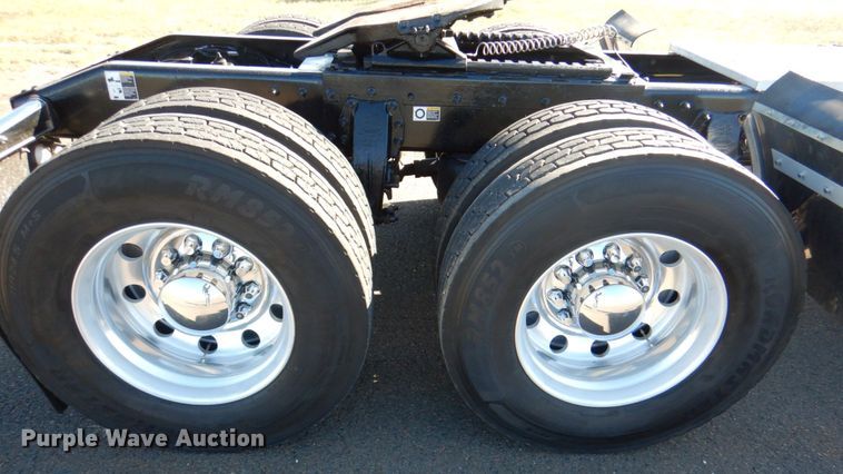 image for item DL0546 2015 Peterbilt 389  semi truck