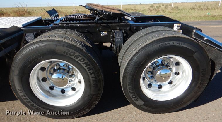 image for item DL0546 2015 Peterbilt 389  semi truck