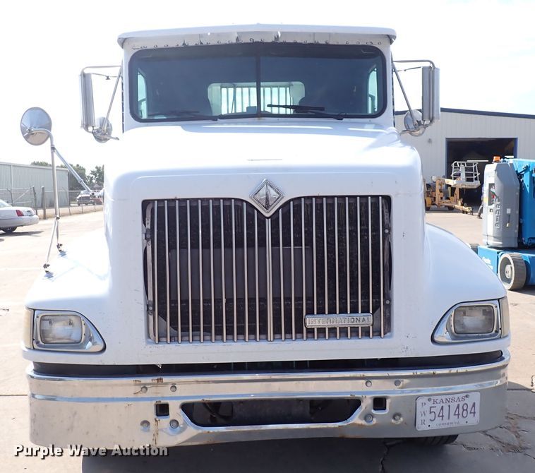 image for item DL7652 1998 International 9200  semi truck