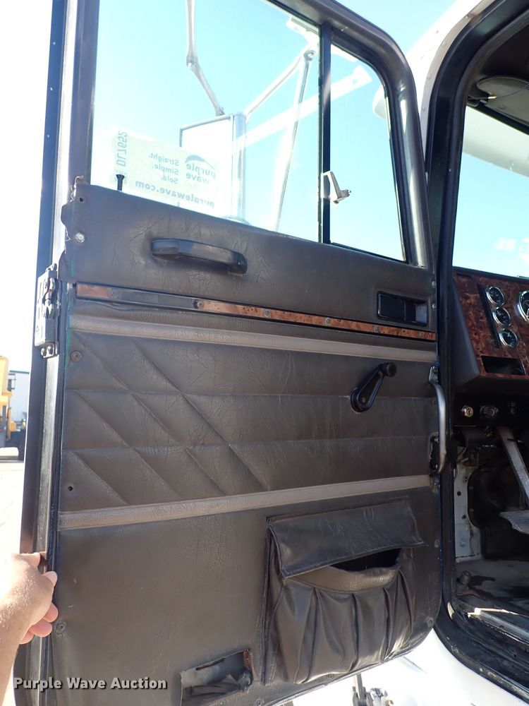 image for item DL7652 1998 International 9200  semi truck