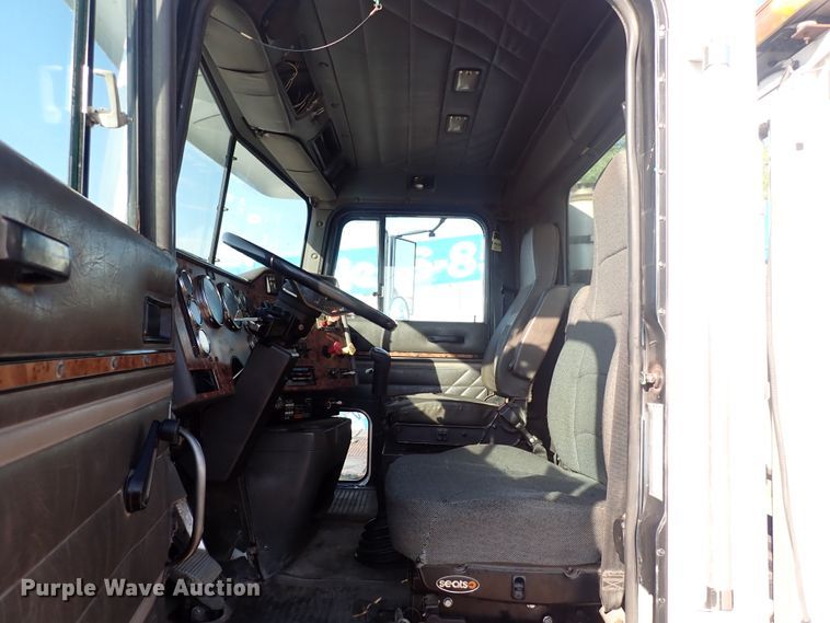 image for item DL7652 1998 International 9200  semi truck