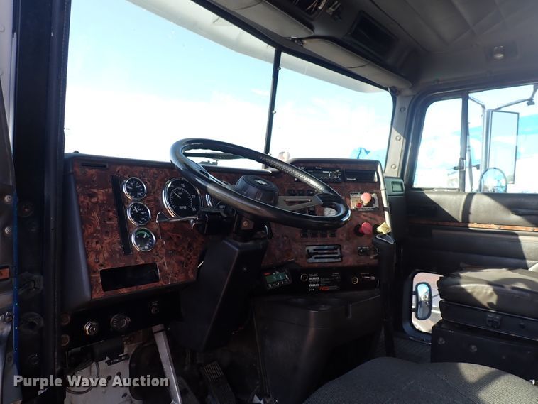 image for item DL7652 1998 International 9200  semi truck