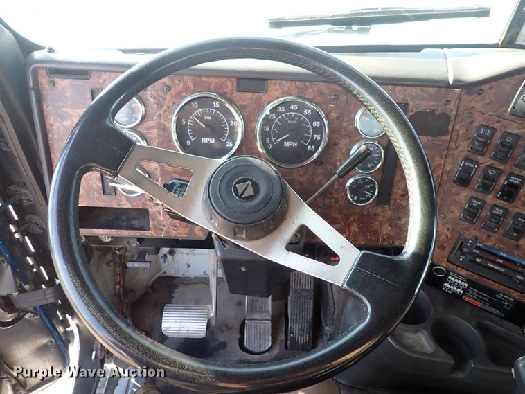 image for item DL7652 1998 International 9200  semi truck