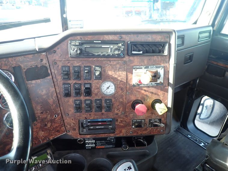 image for item DL7652 1998 International 9200  semi truck