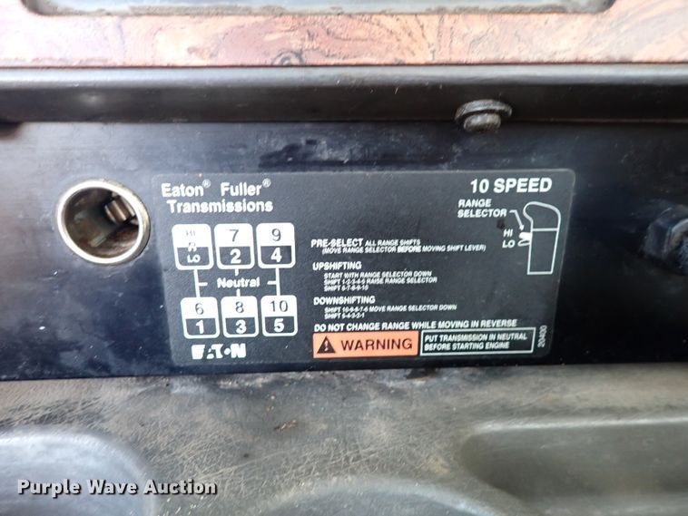 image for item DL7652 1998 International 9200  semi truck