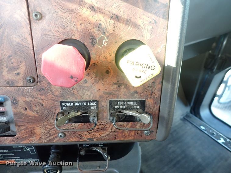 image for item DL7652 1998 International 9200  semi truck