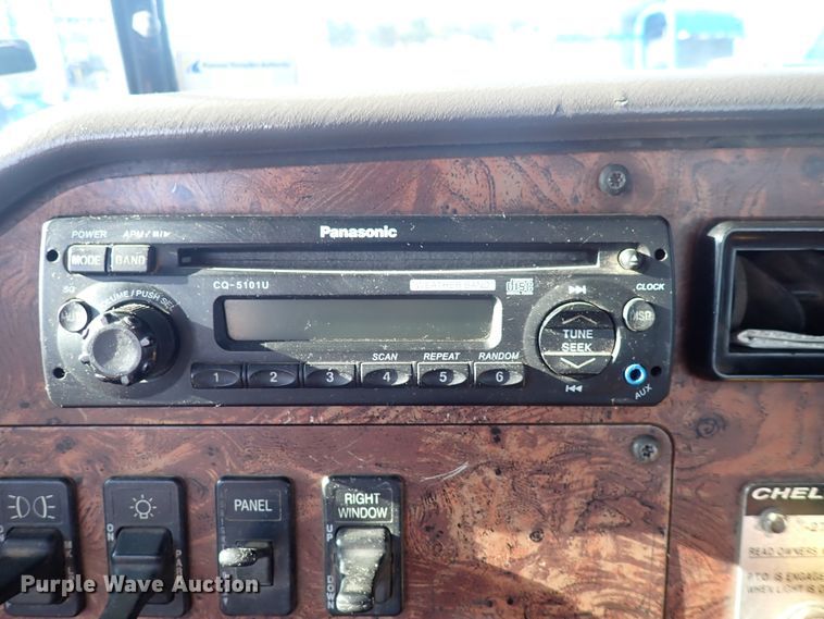 image for item DL7652 1998 International 9200  semi truck