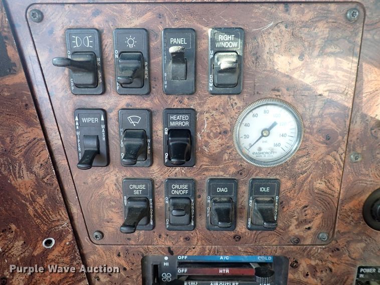 image for item DL7652 1998 International 9200  semi truck