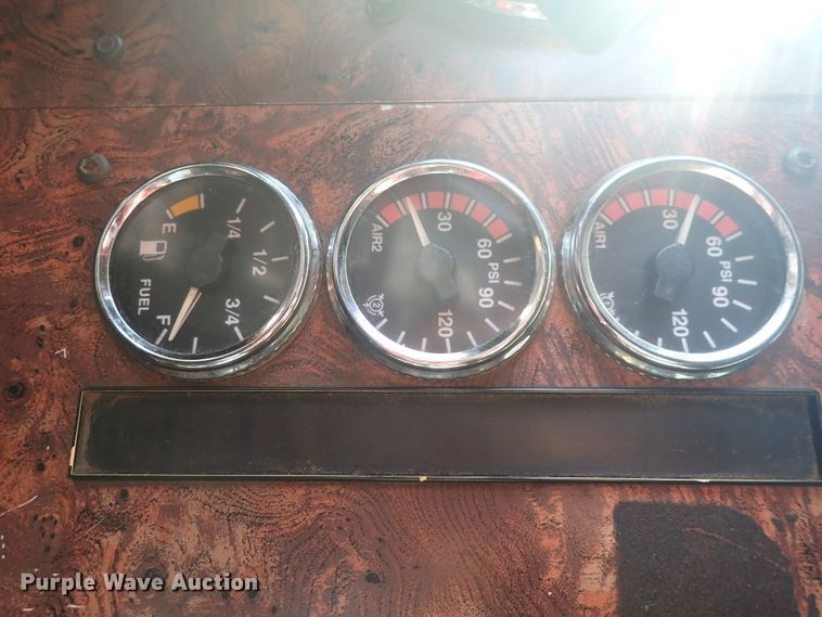 image for item DL7652 1998 International 9200  semi truck