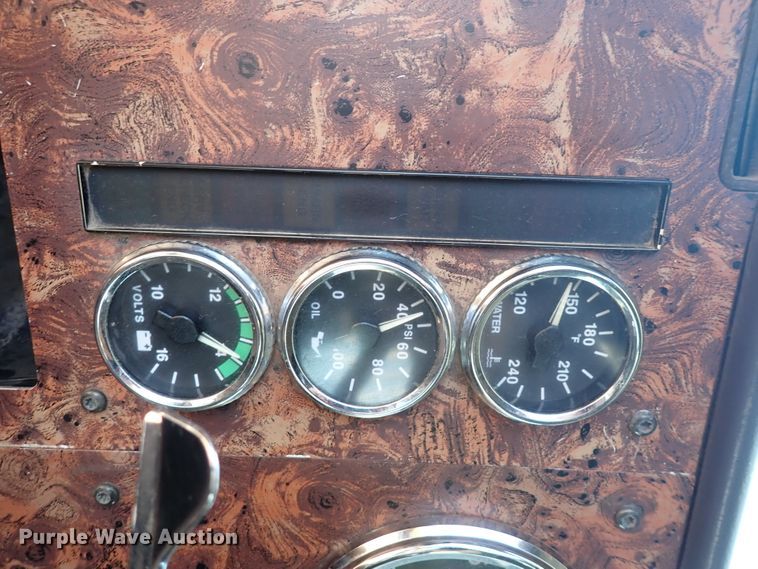 image for item DL7652 1998 International 9200  semi truck