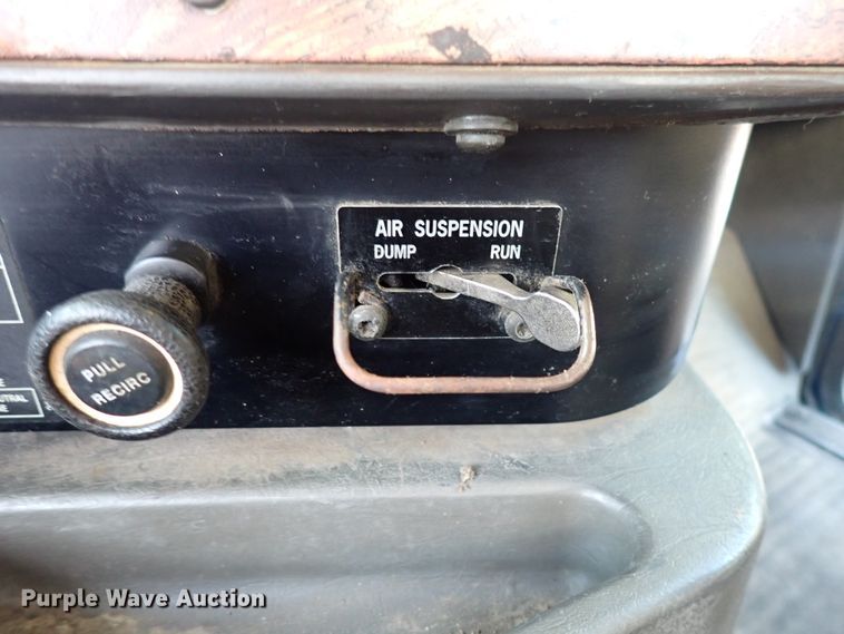 image for item DL7652 1998 International 9200  semi truck