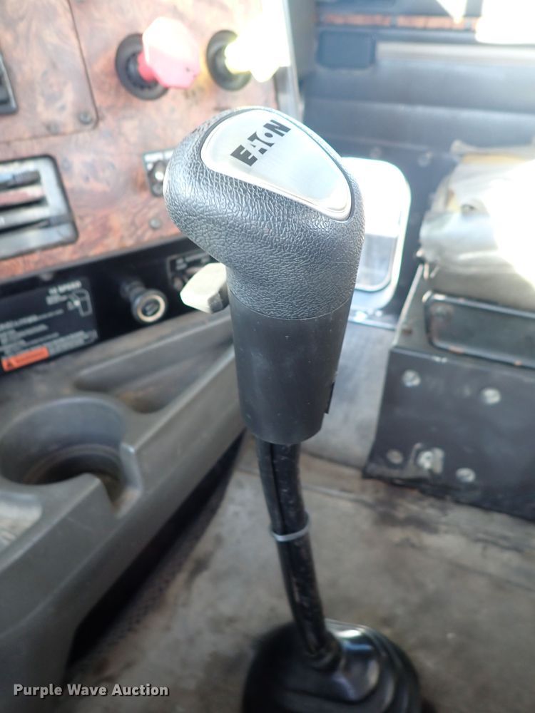 image for item DL7652 1998 International 9200  semi truck