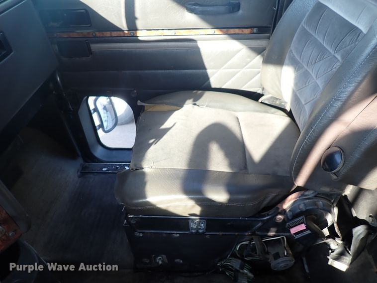 image for item DL7652 1998 International 9200  semi truck