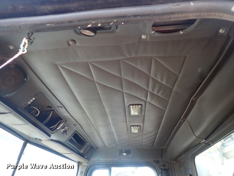 image for item DL7652 1998 International 9200  semi truck