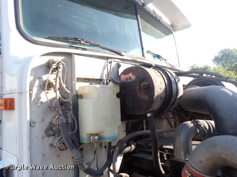 image for item DL7652 1998 International 9200  semi truck