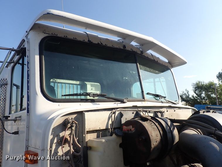 image for item DL7652 1998 International 9200  semi truck